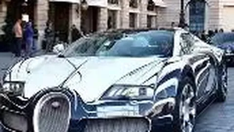 足球赛场挥舞手牌